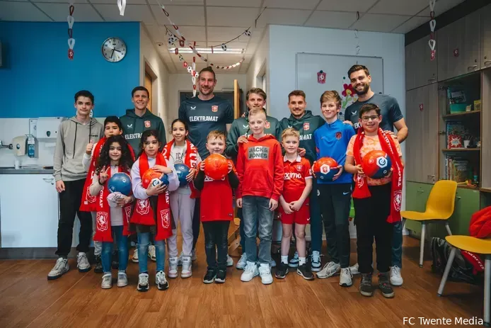 FC Twente-spelers laten kinderen stralen op kinderafdeling MST