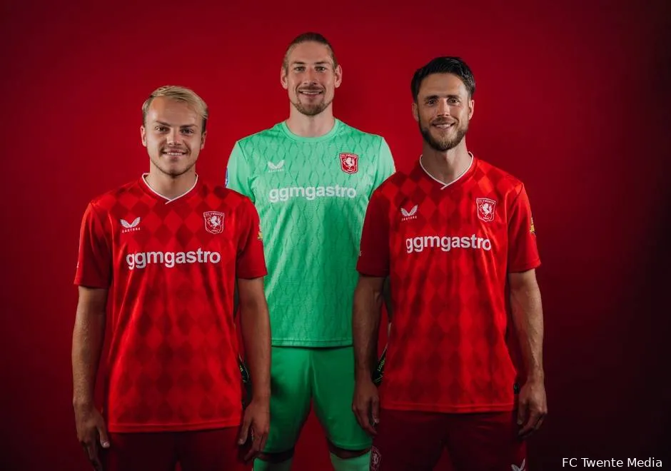 thuisshirt fc twente 2025 2026 unnerstall wolfswinkel van den beltjpg