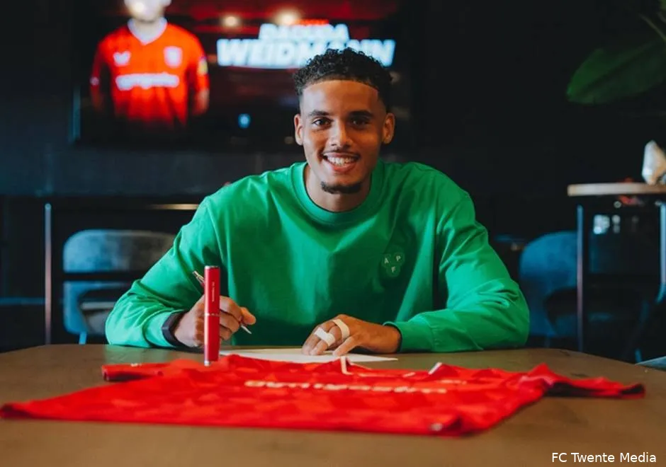 daouda-weidmann-close-up-presentatie-fc-twente-2025