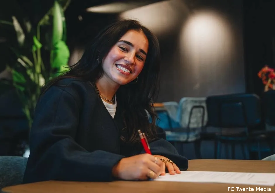 ilham-abali-contractondertekening-presentatie-fc-twente-2025