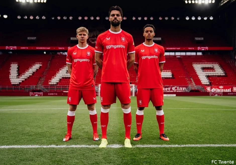 Thuisshirt-2026-2027-FC-Twente-Pröpper-Hlynsson-Weidmann