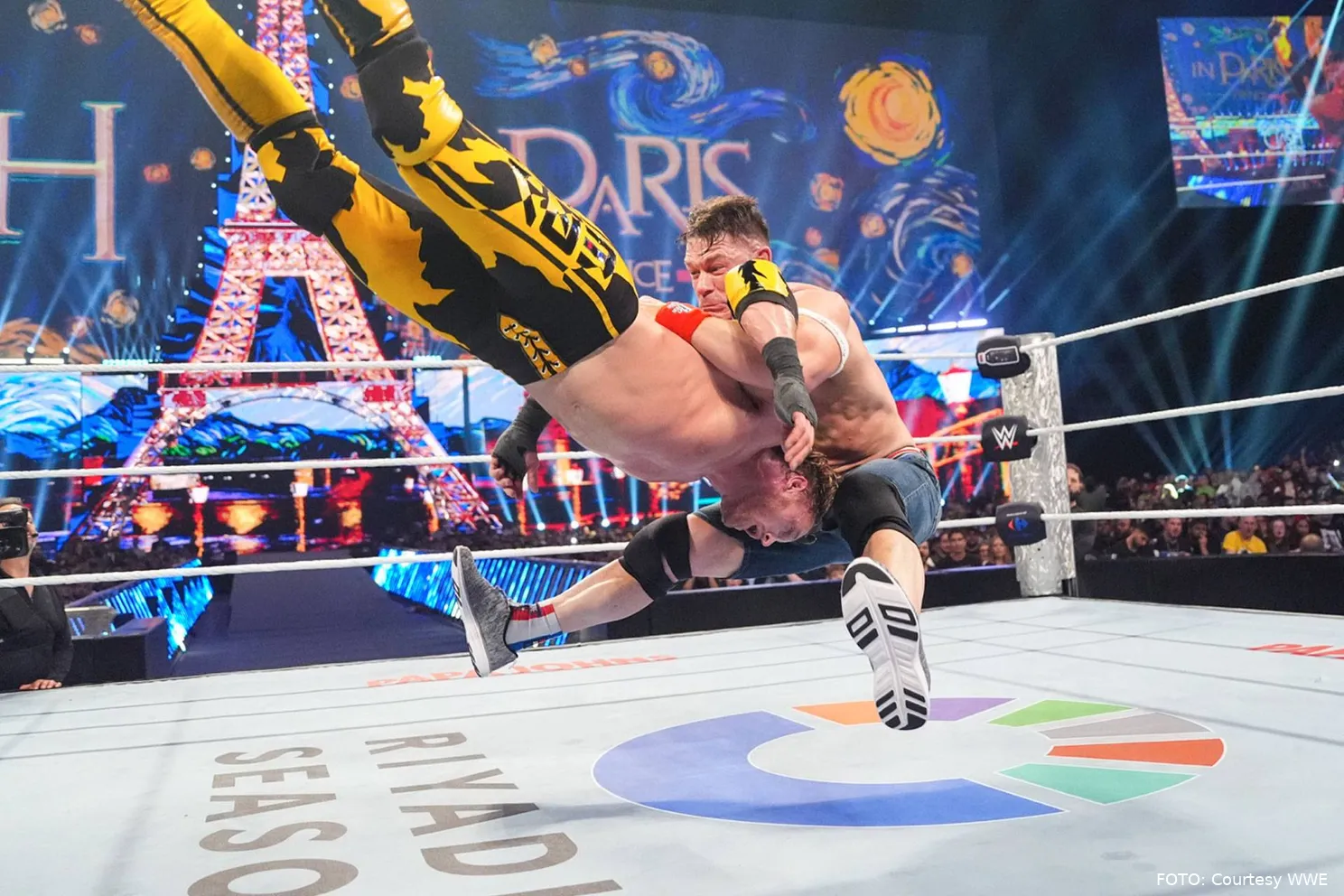 John Cena sloopt Logan Paul in Parijs voor de ogen van 30.000 fans - laatste ronde!