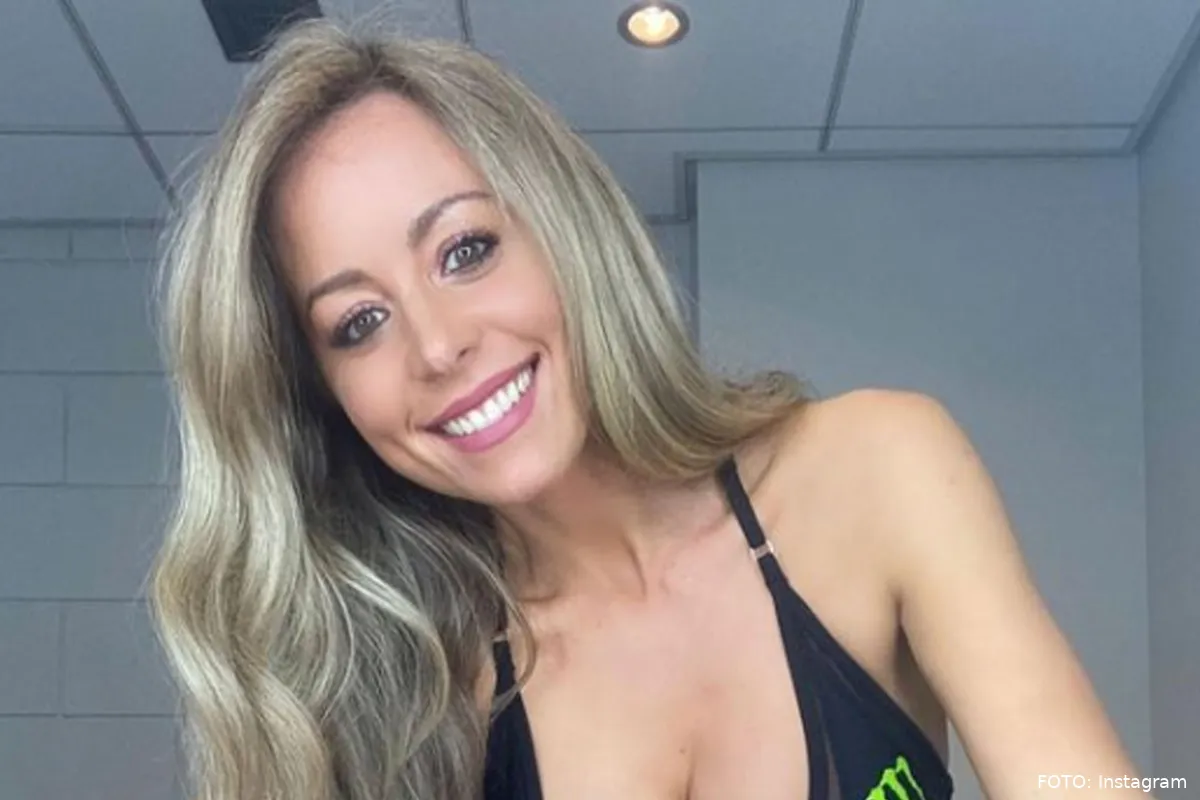 Borsten UFC-ringmeisje barsten bijna haar topje uit! Onzedelijk voorstel