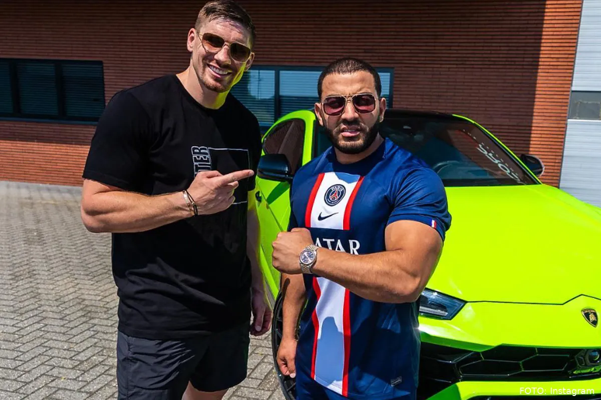 Fitness-Influencer Mo Bicep de nek omgedraaid! 'Geraakt op gevoelige plek'