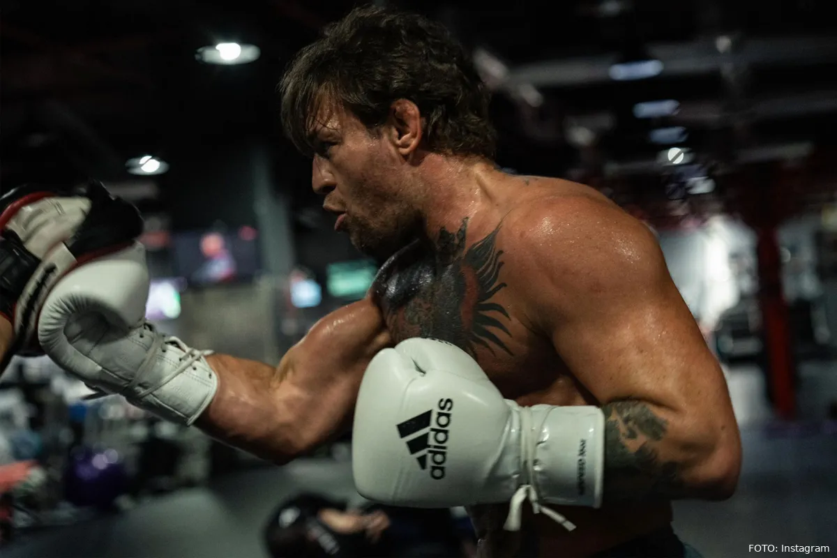 Gefrustreerde Conor McGregor beukt trainingsmaat onderuit: 'Tijd voor comeback'