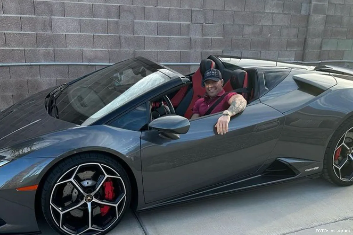 UFC-ster McGregor verloot zijn dikke Lamborghini sportwagen onder fans