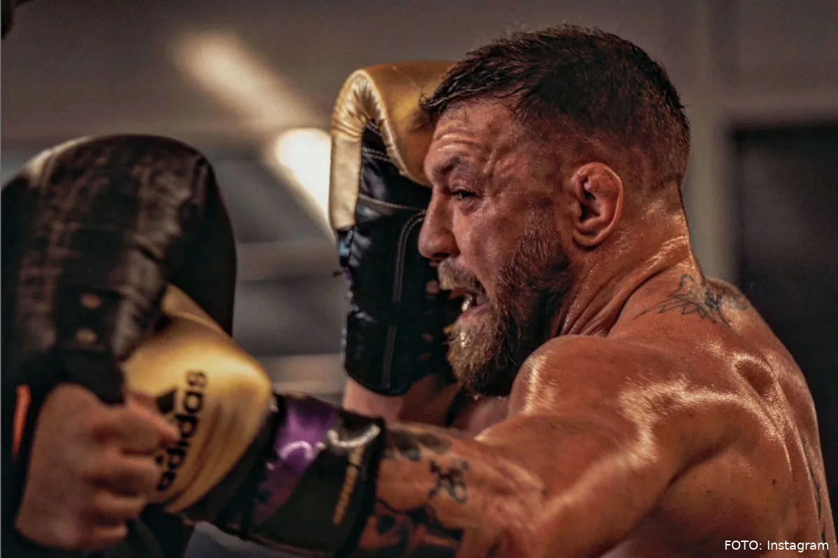 UFC-ster McGregor deelt lowkicks uit tijdens voetbaluitje
