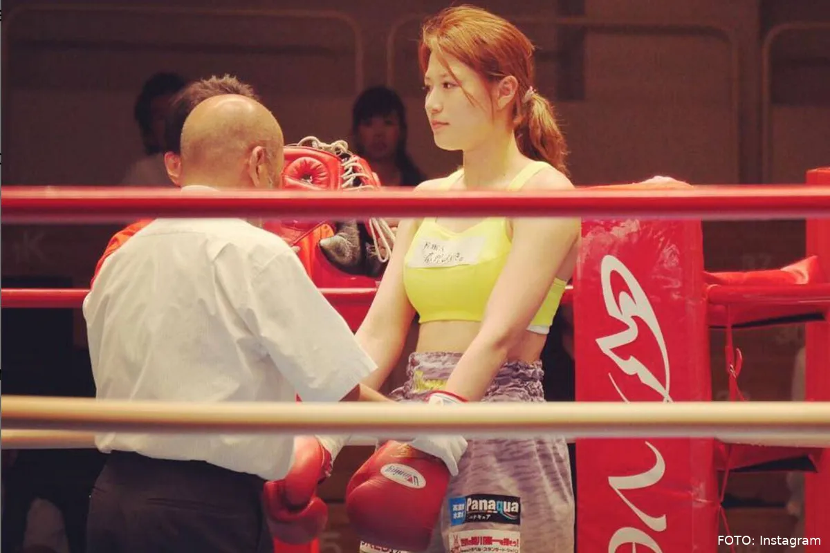 Bokser Tomomi Takano laat borsten zien en wint gevecht - haalt alles uit de kast!