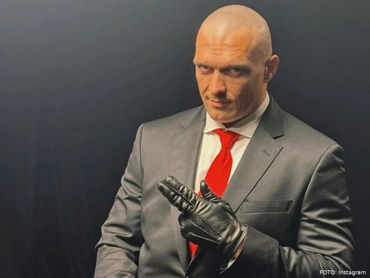 Usyk daagt Fury uit met bizarre 'Hitman' stunt