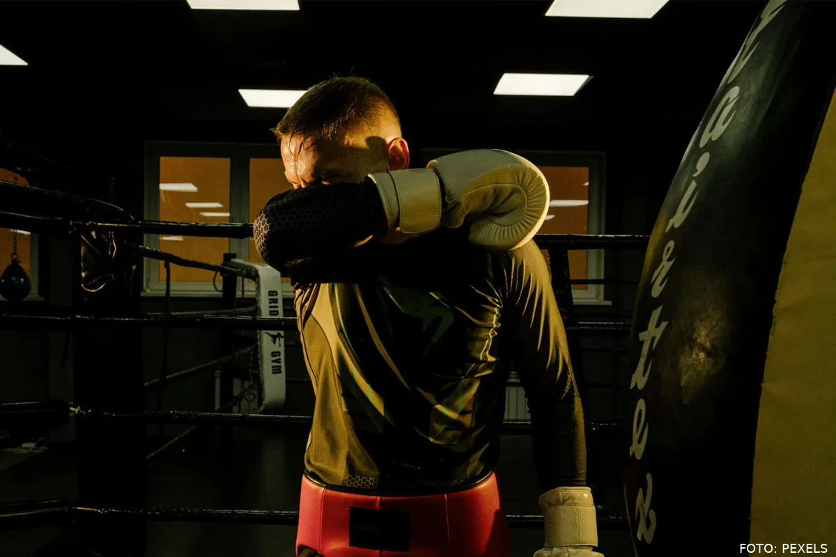 Tragisch! Bekende bokstrainer overlijdt tijdens wedstrijd pupil