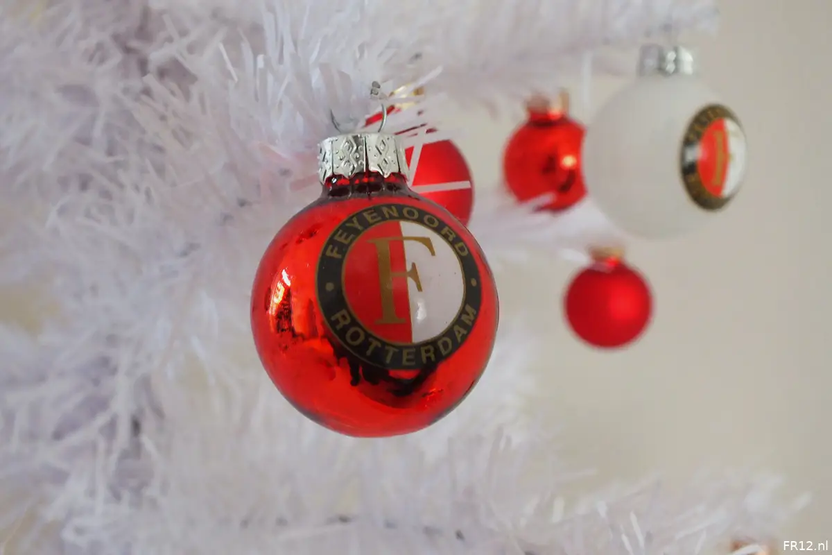 Feyenoord-spelers dekken kersttafel in De Kuip