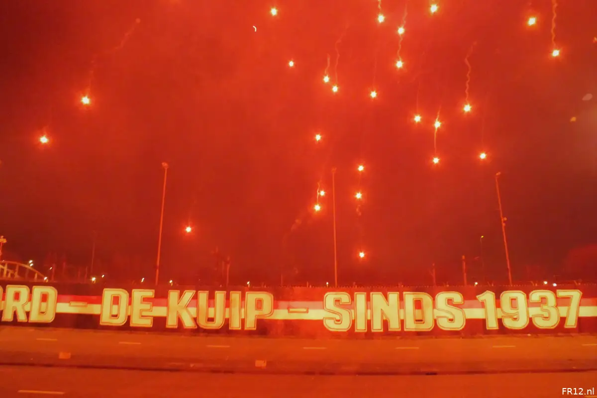 Supporters vieren verjaardag De Kuip met vuurwerk