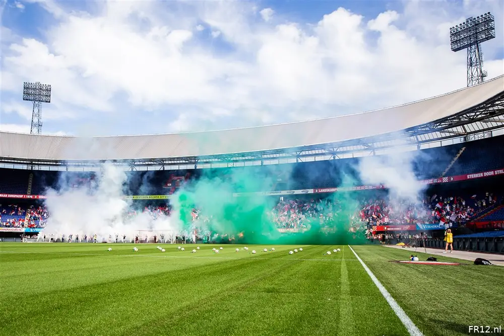 Vuurwerk en vlaggen tijdens eerste openbare training