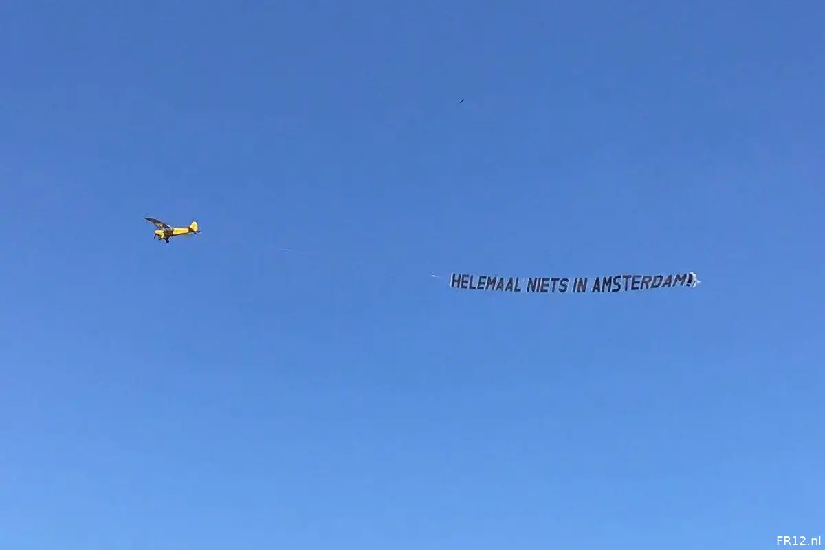 Supporters laten vliegtuig met doek boven Amsterdam vliegen