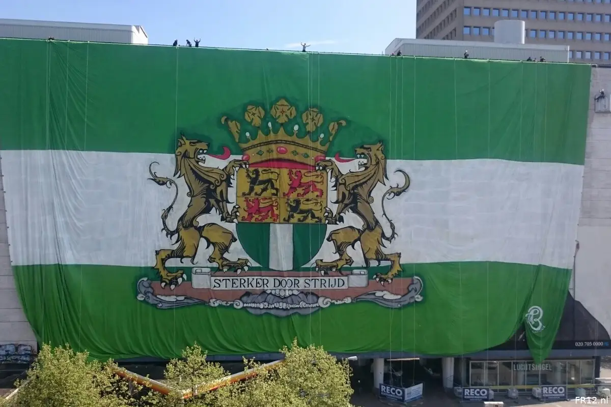 Supporters hangen megadoek op in Rotterdam
