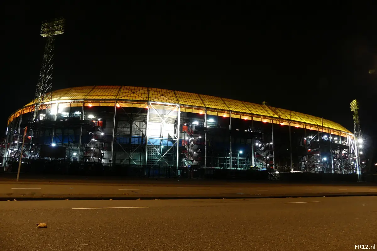Supporters hangen opnieuw spandoek op bij De Kuip