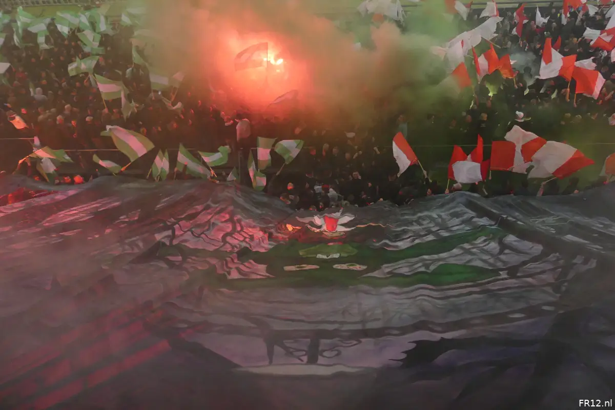 Feyenoord één wedstrijd zonder Vak S vanwege vuurwerk
