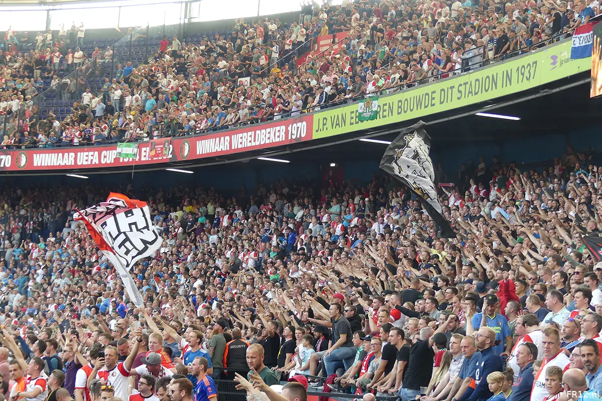 'Op z'n vroegst over zeven weken weer publiek in stadions'