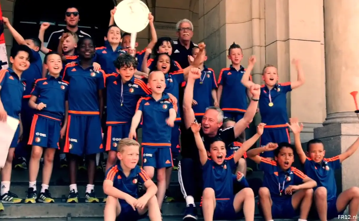 VIDEO | Feyenoord-talenten vieren kampioenschap op Coolsingel