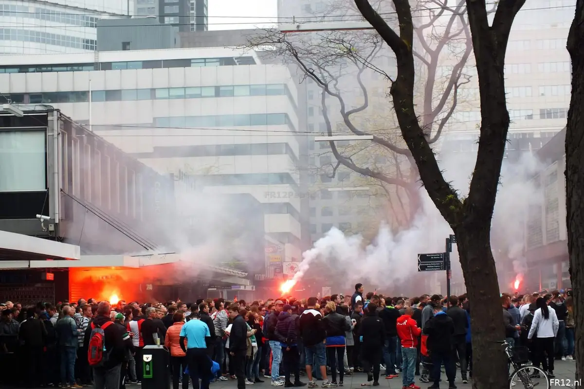 Grote schermen op Stadhuisplein tijdens bekerfinale