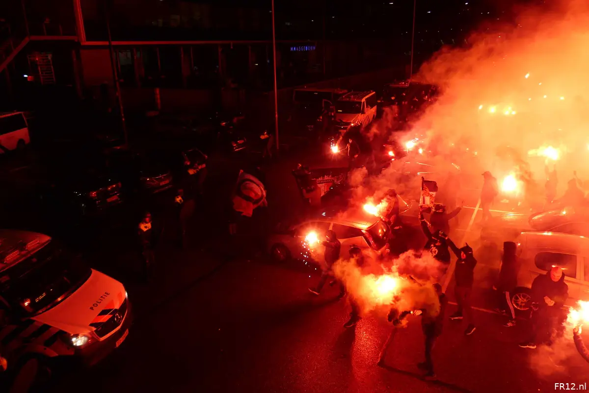 Fotoverslag opwachten spelersbus Feyenoord - Dinamo