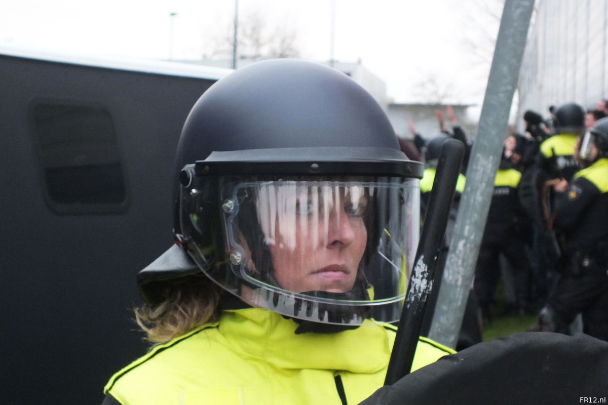 AZ - Feyenoord in gevaar door politieacties
