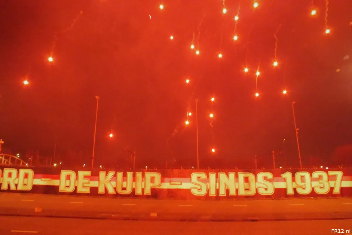 Supporters vieren verjaardag De Kuip met vuurwerk