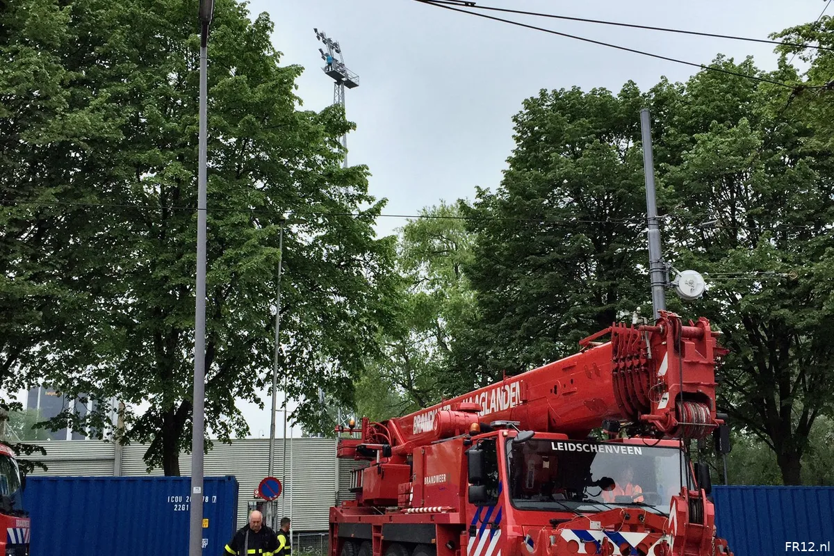Man klimt in lichtmast Excelsior-stadion