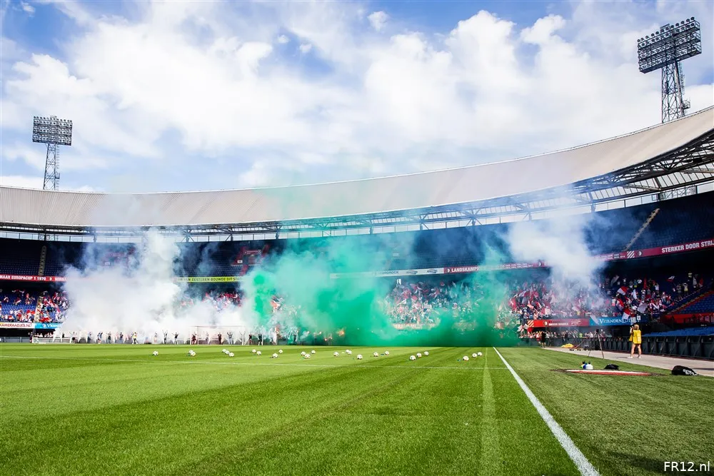 Vuurwerk en vlaggen tijdens eerste openbare training