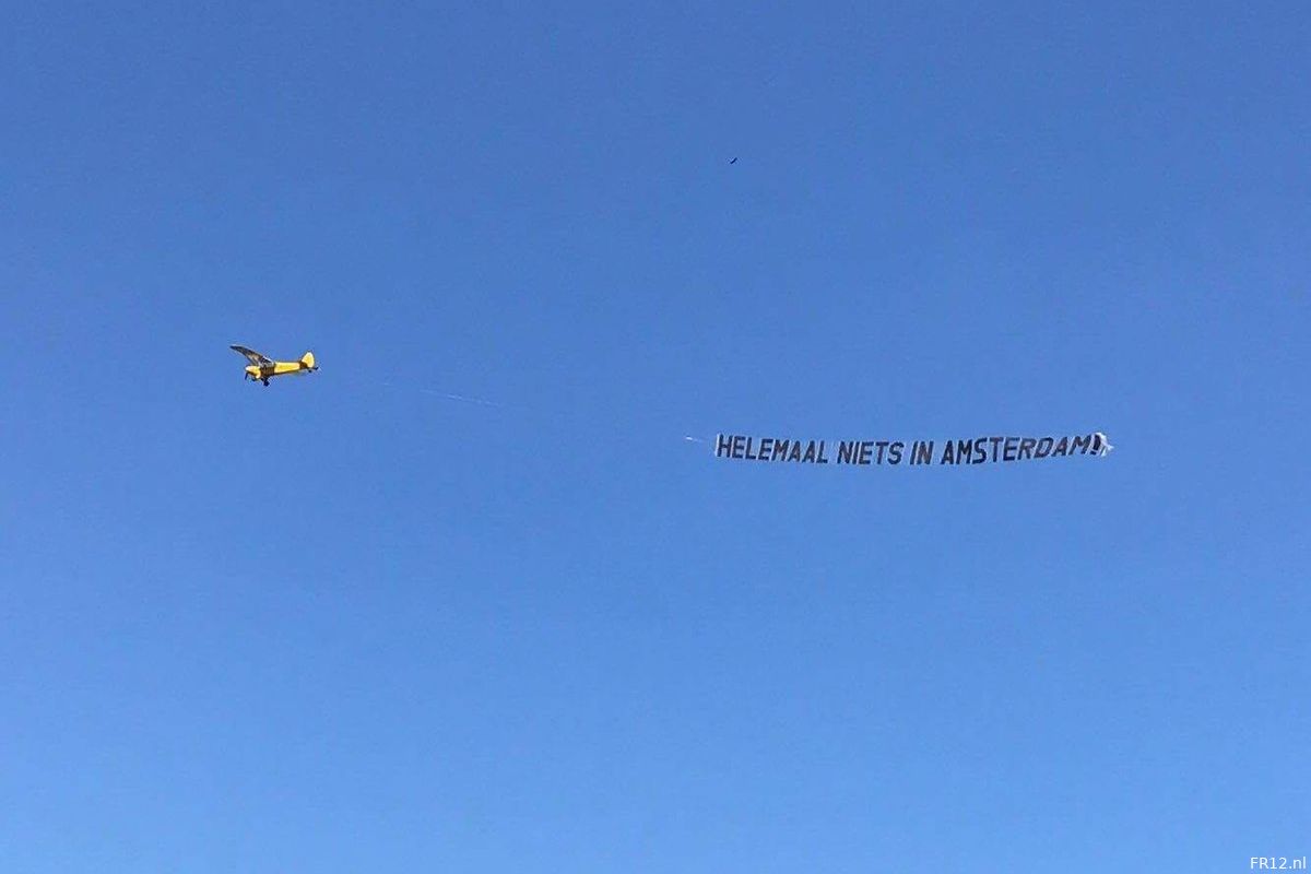 Supporters laten vliegtuig met doek boven Amsterdam vliegen