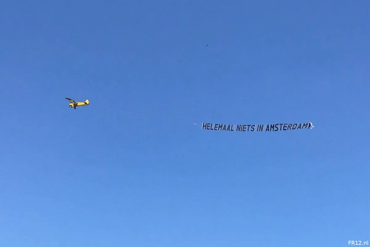 Supporters laten vliegtuig met doek boven Amsterdam vliegen
