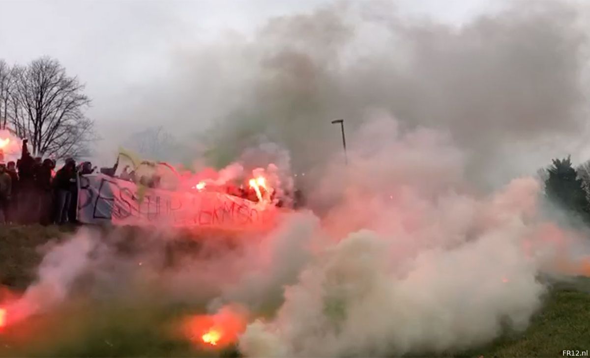 Supporters steunen Feyenoord met vuurwerk en fakkels