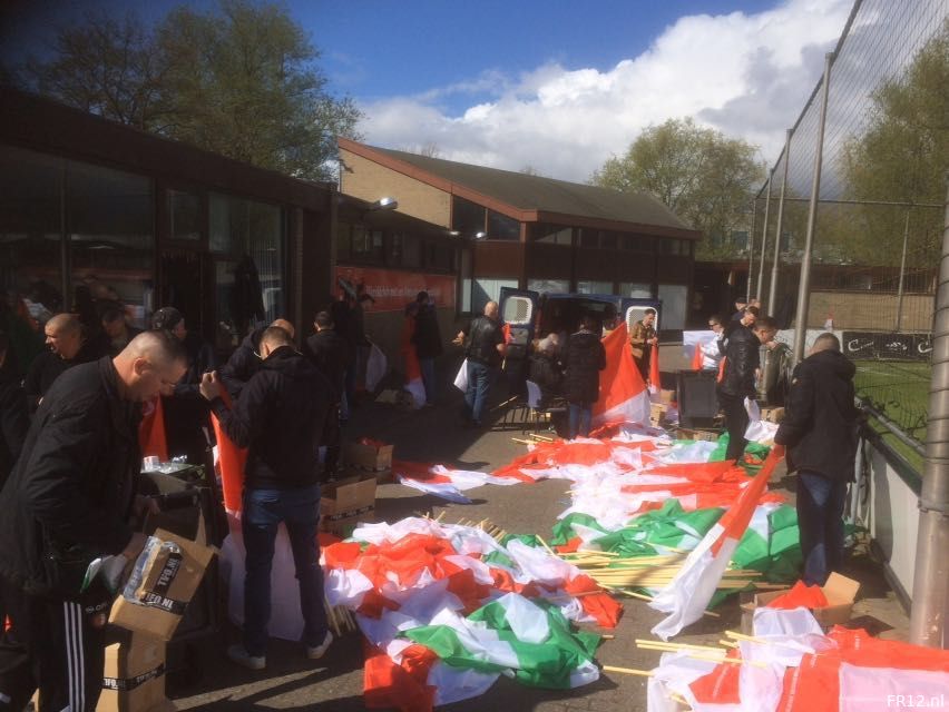 Feyenoord-supporters hangen massaal de vlag uit