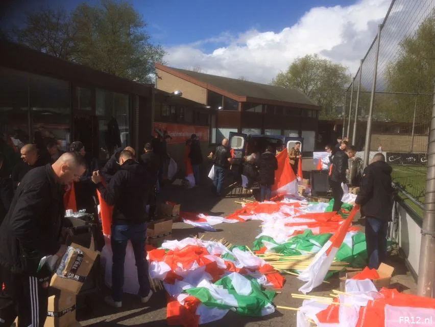 Feyenoord-supporters hangen massaal de vlag uit