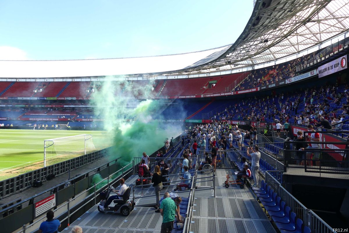 Rutte niet blij met zingende Feyenoord-supporters