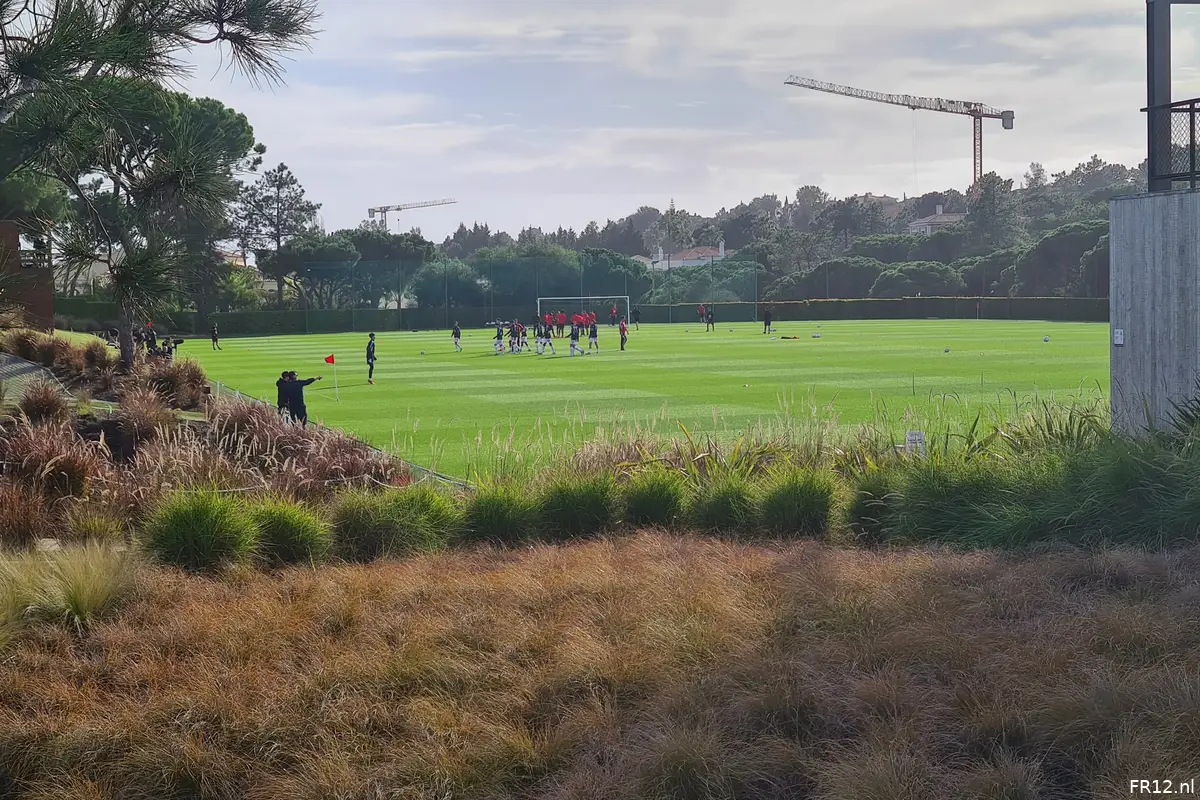 Supporters weer creatief en volgen besloten oefenwedstrijd