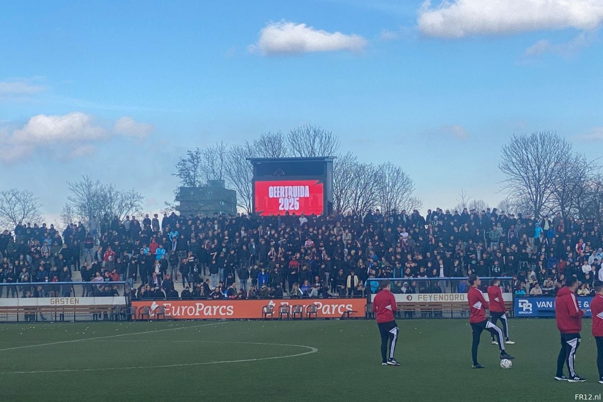 Honderden supporters steunen Feyenoord in aanloop naar Klassieker