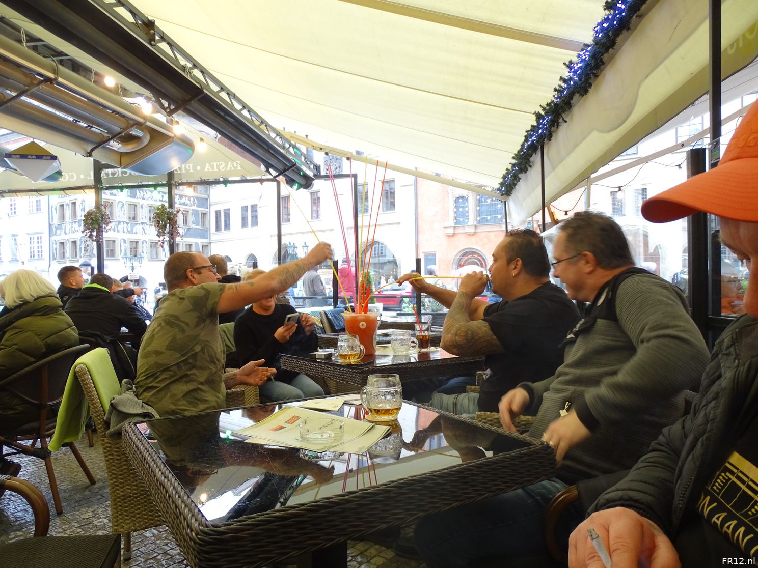 Fotoverslag eerste dag in Praag online