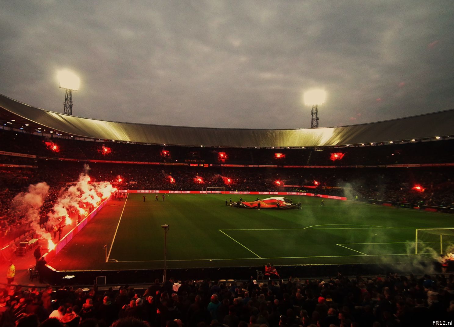 De duizend lampen van het Feijenoord-stadion (foto's)