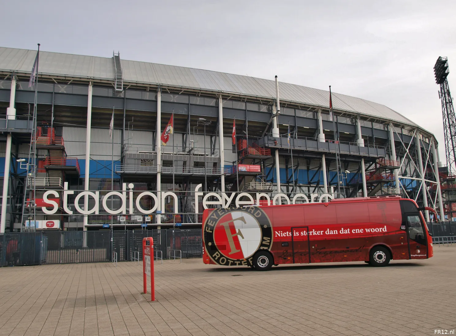 De duizend lampen van het Feijenoord-stadion (foto's)