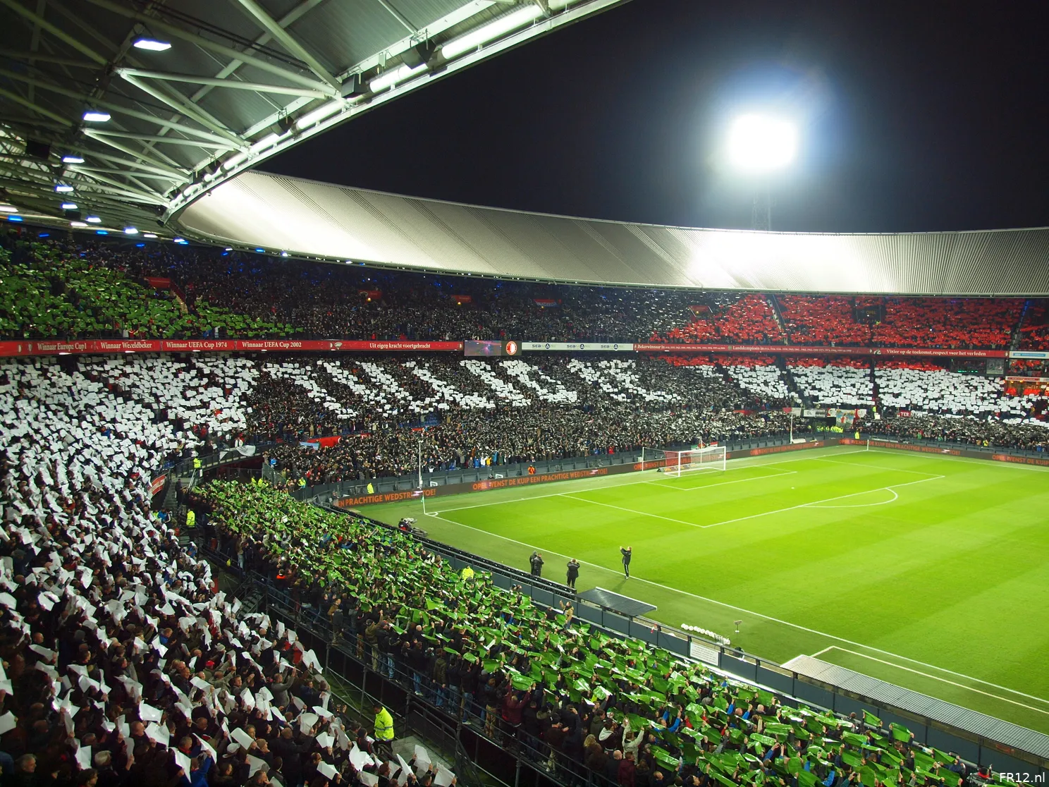 De duizend lampen van het Feijenoord-stadion (foto's)