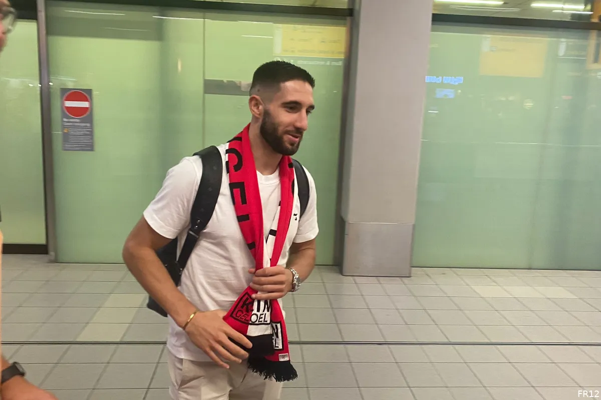 Ivanušec opgewacht door supporters op luchthaven Schiphol