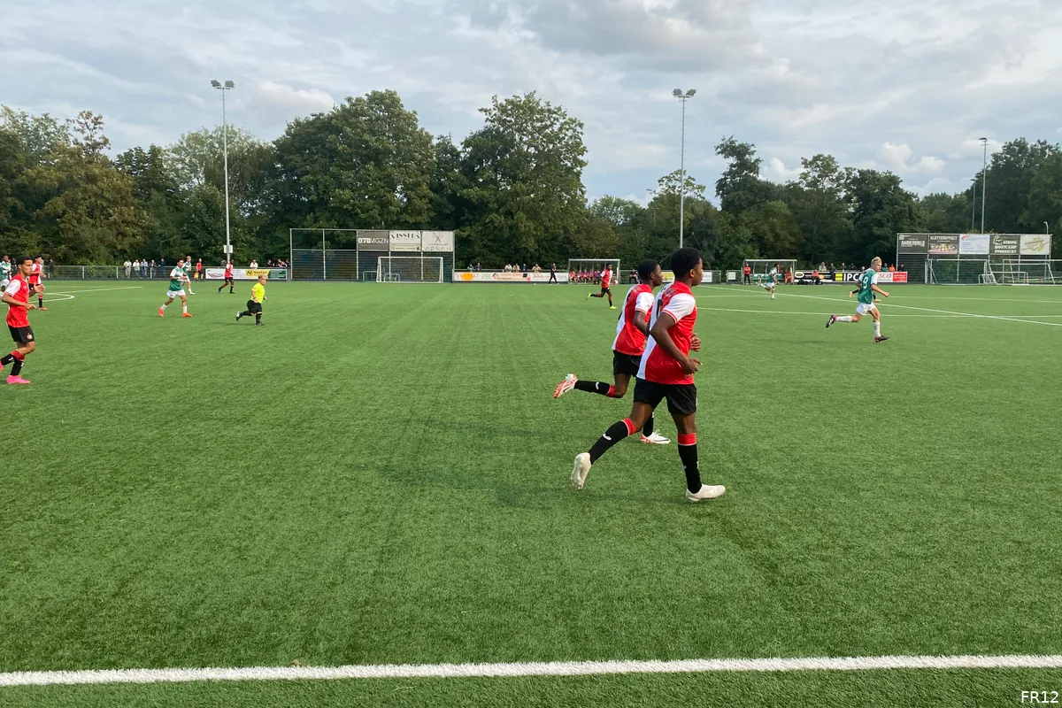 Feyenoord O16 wint na penalty's in de beker van FC Dordrecht O16