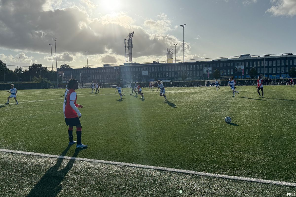 Feyenoord O17 wint van PEC Zwolle O17 en behoudt koppositie