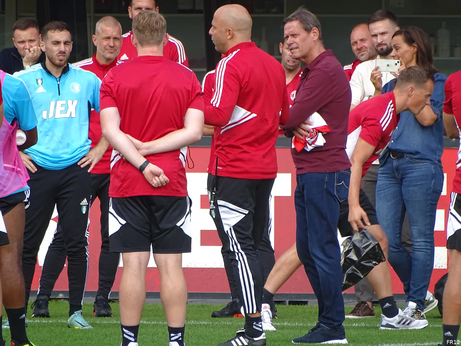 Feyenoord neemt op trainingscomplex afscheid van Arnesen