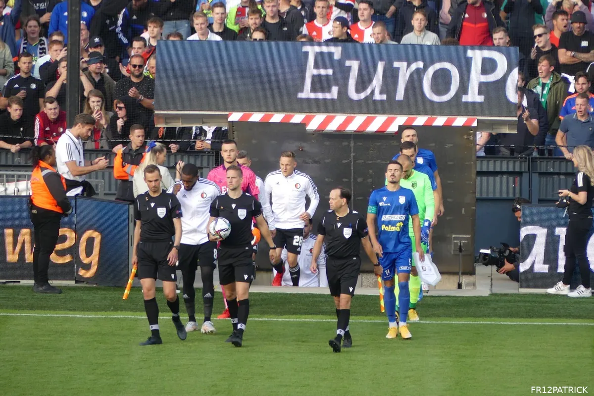 Feyenoord krijgt boete van UEFA wegens blokkeren trappen