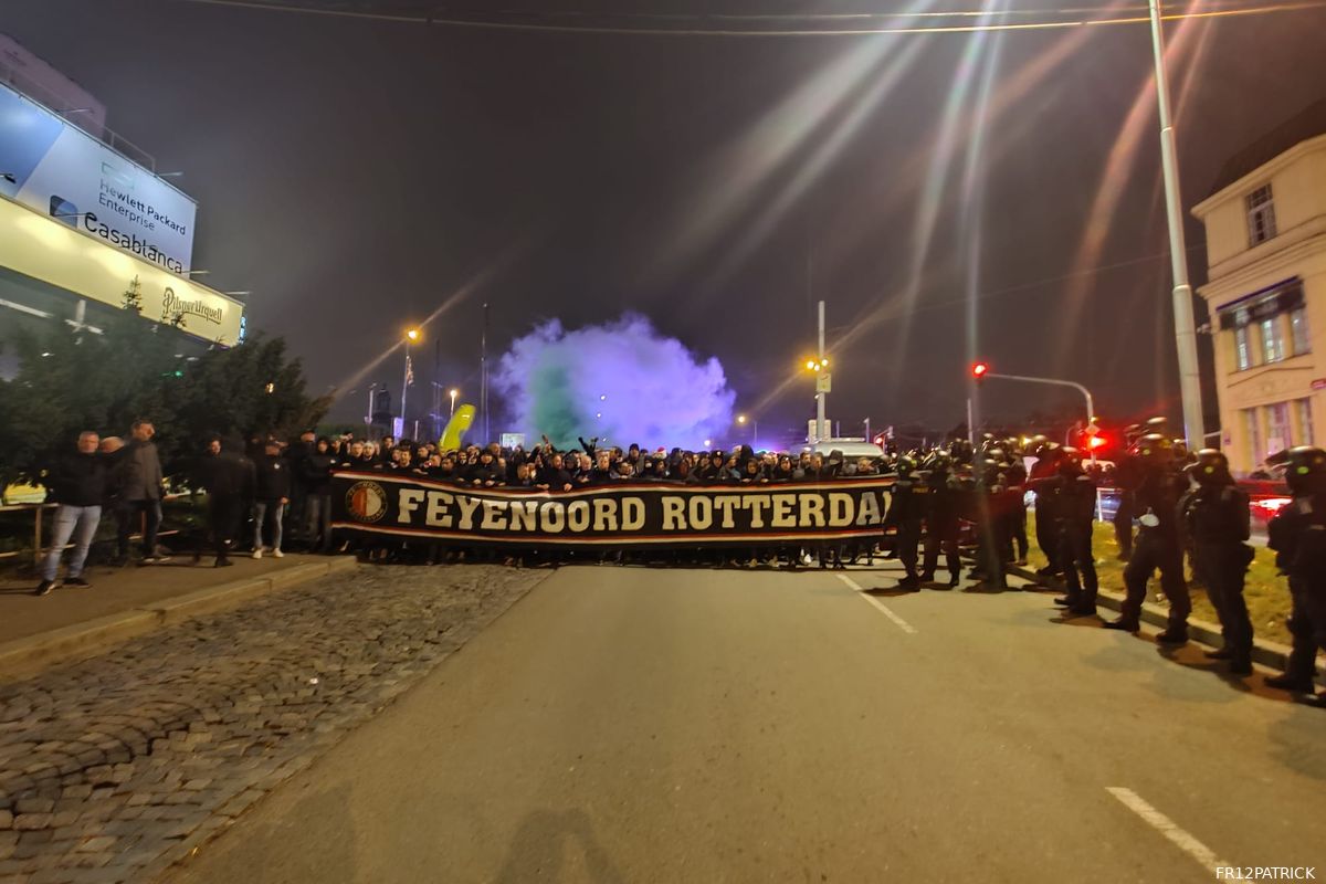 Politie beëindigt mars; supporters met metro naar stadion