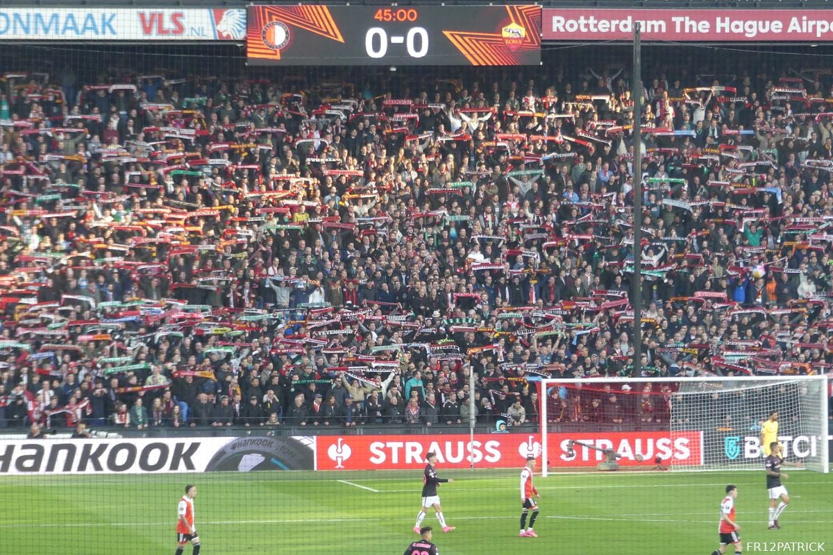 De Boer: ''Je hebt het gevoel dat overal in het stadion de harde kern zit''