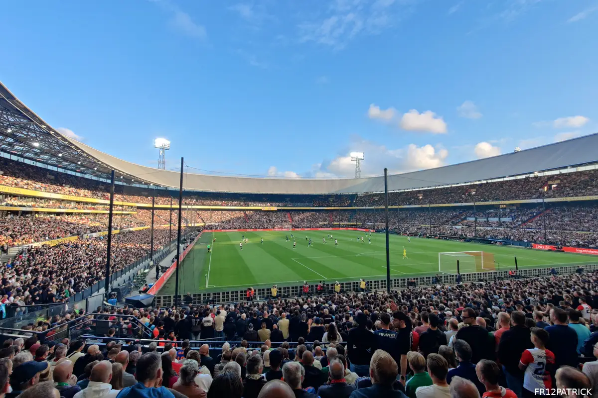 Feyenoord-supporter gewond na gooien van spullen vanuit het uitvak
