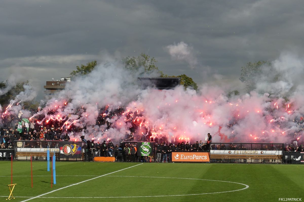 Supporters zwaaien selectie Feyenoord uit richting Amsterdam